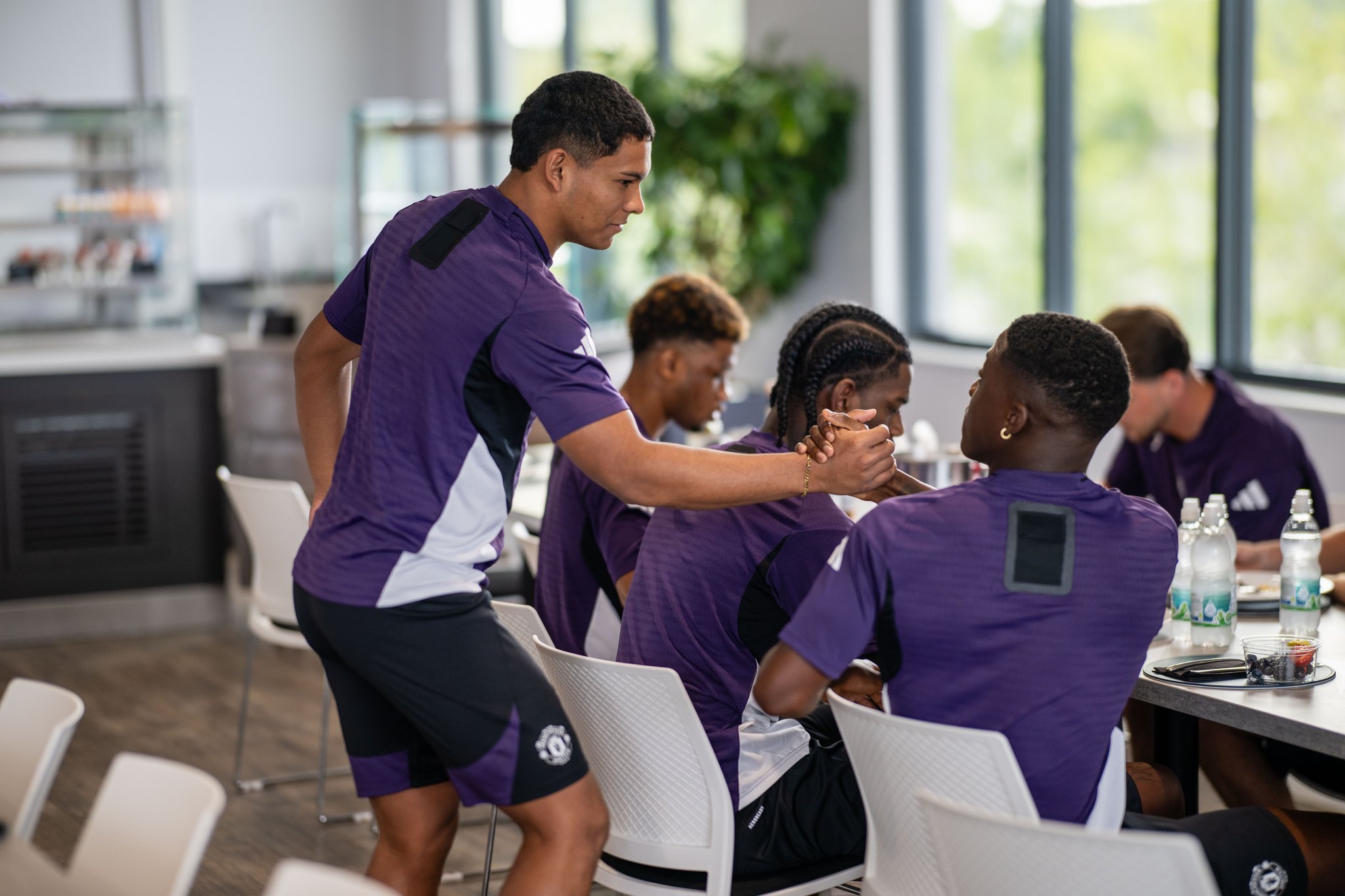 包含集结日曼联备战欧篮联；再遭质疑细节曝光；更衣室稳定；资深球员宣示担当的词条