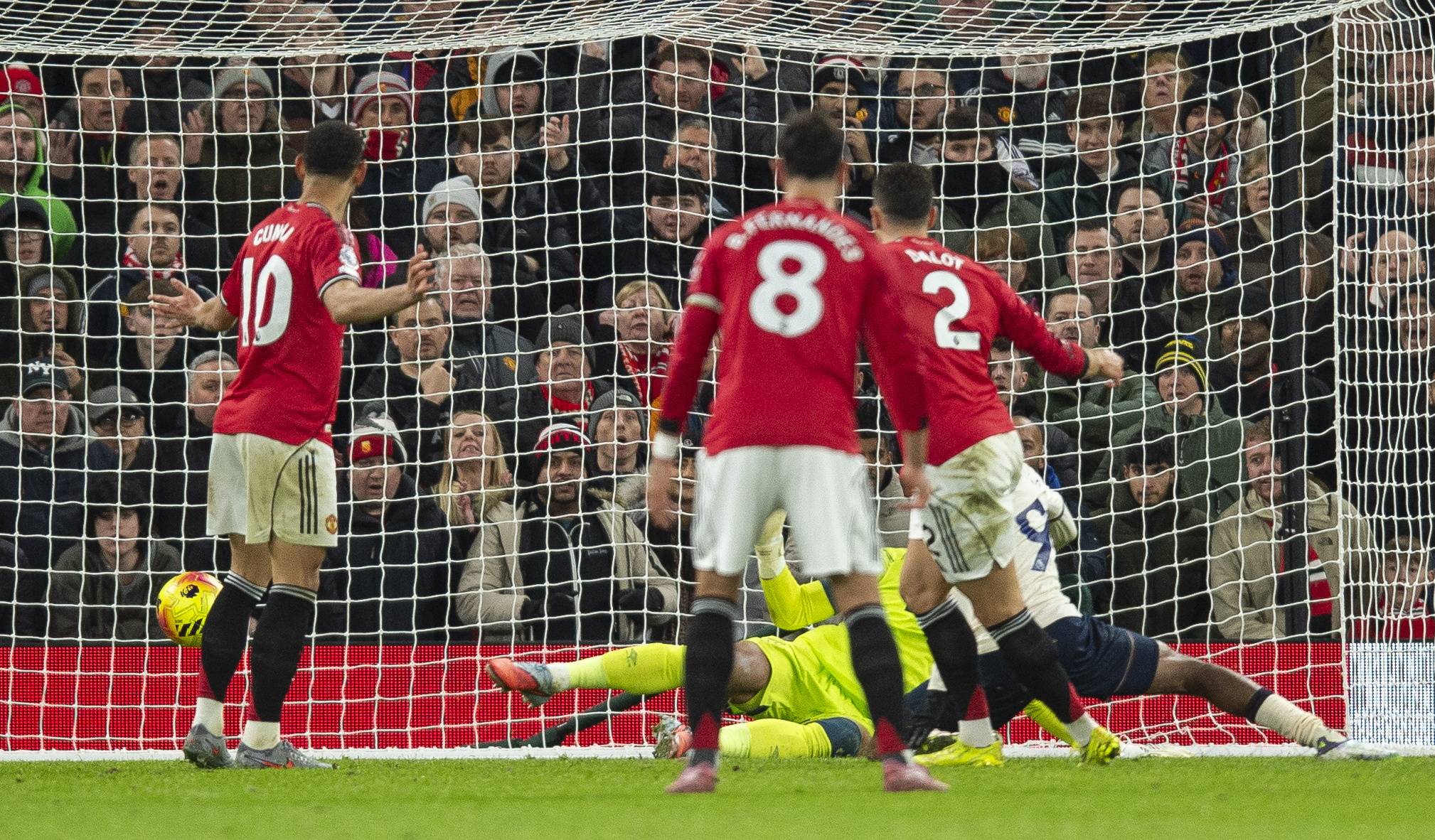 包含集结日曼联备战欧篮联；再遭质疑细节曝光；更衣室稳定；资深球员宣示担当的词条