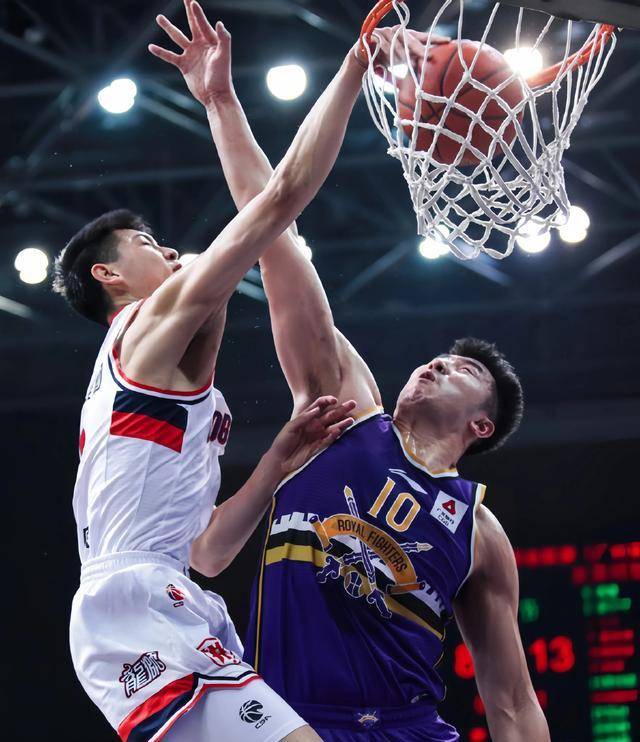 关于今夜突围战来临；芝加哥公牛围绕CBA季后赛回应争议；压力陡增；赛季目标并未改变的信息